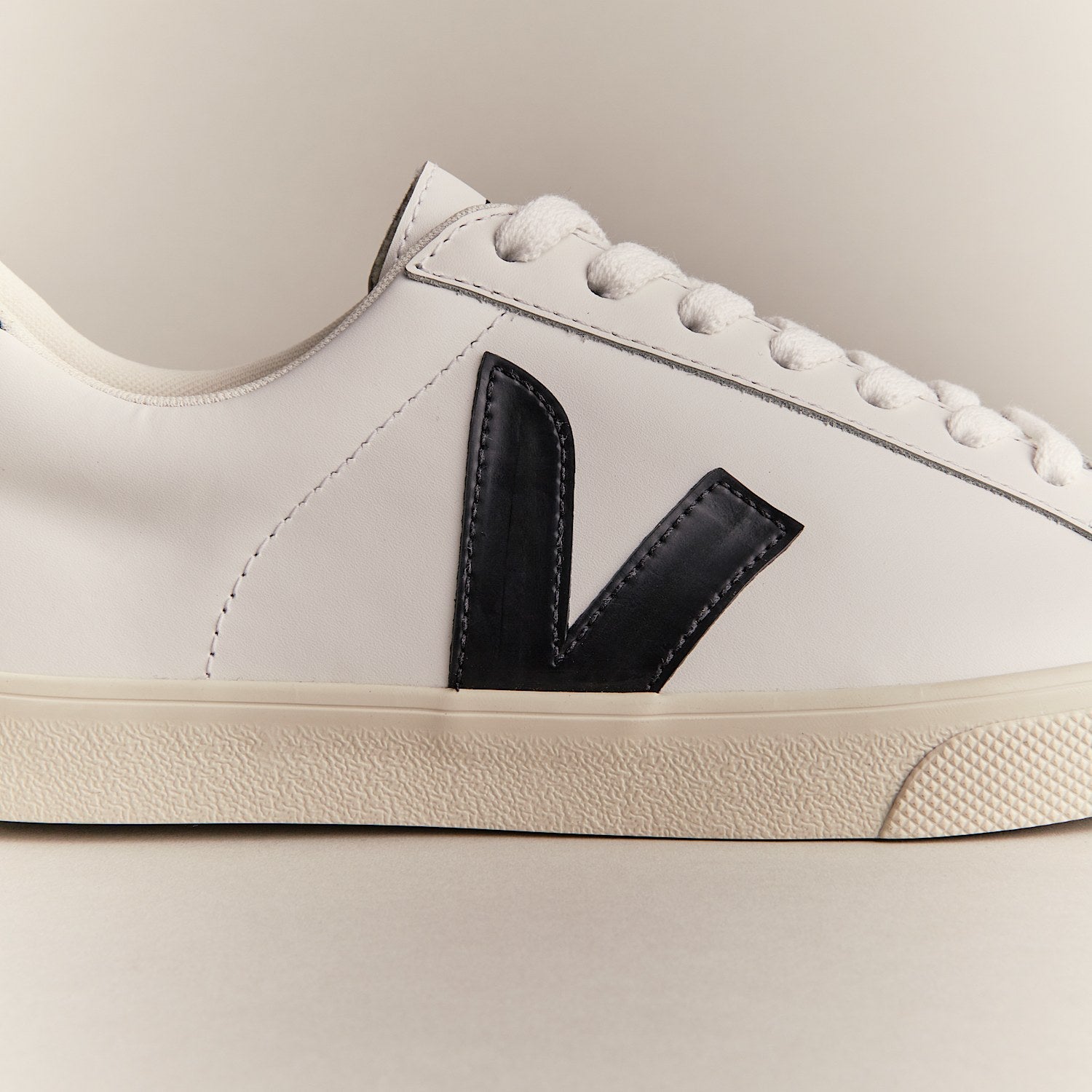 ESPLAR LEATHER WHITE BLACK | VEJA NEAR ME