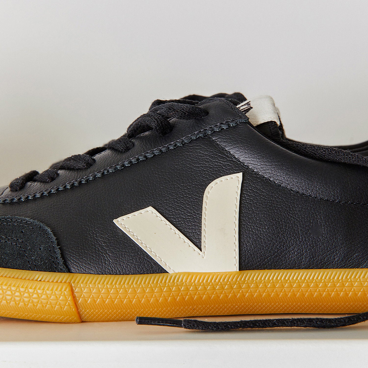 VOLLEY LEATHER BLACK PIERRE | VEJA FOR SALE
