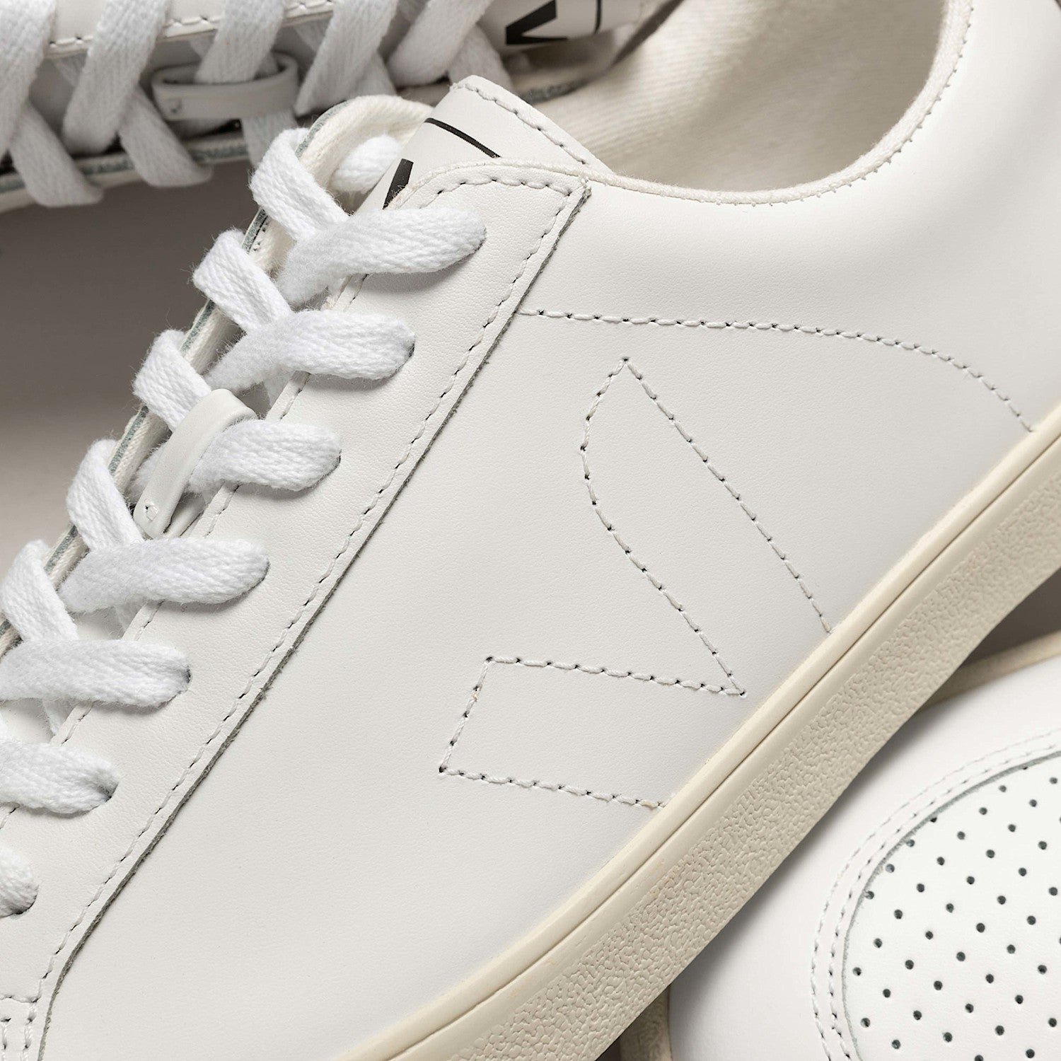 ESPLAR LEATHER WHITE | VEJA NEAR ME