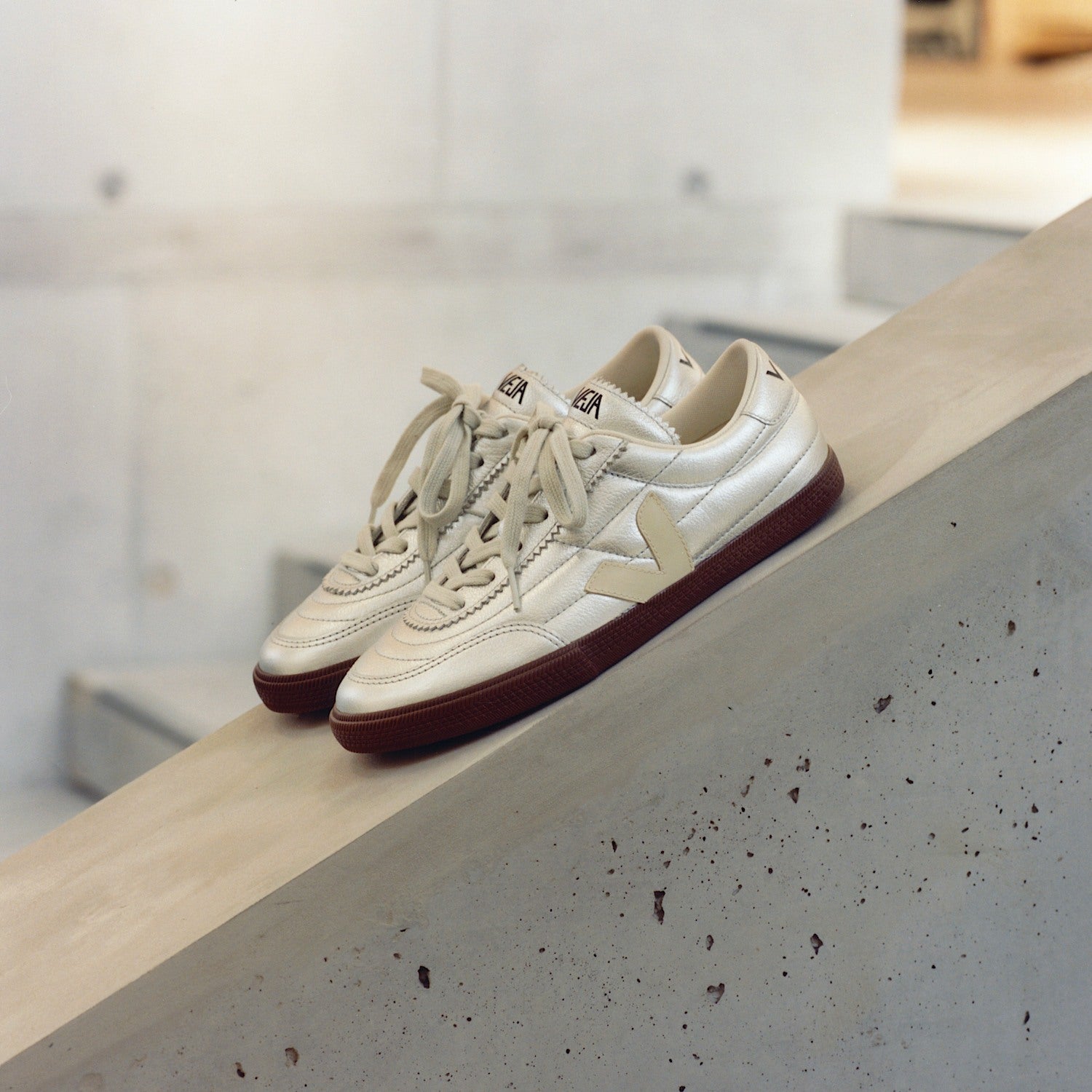 PANENKA LEATHER SILVER WHITE PIERRE BARK | VEJA ONLINE