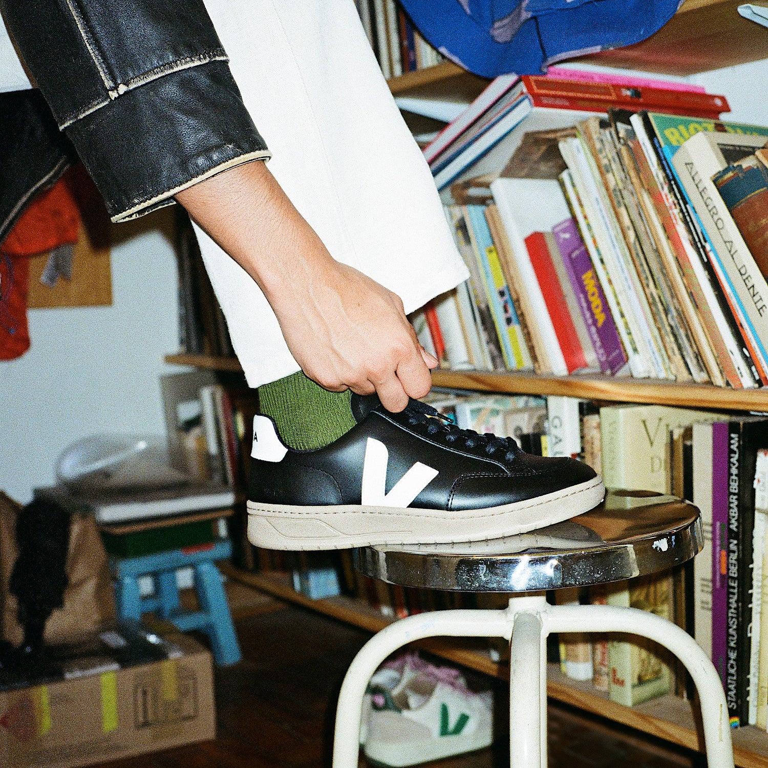 V-12 LEATHER BLACK DUNE | VEJA SALE