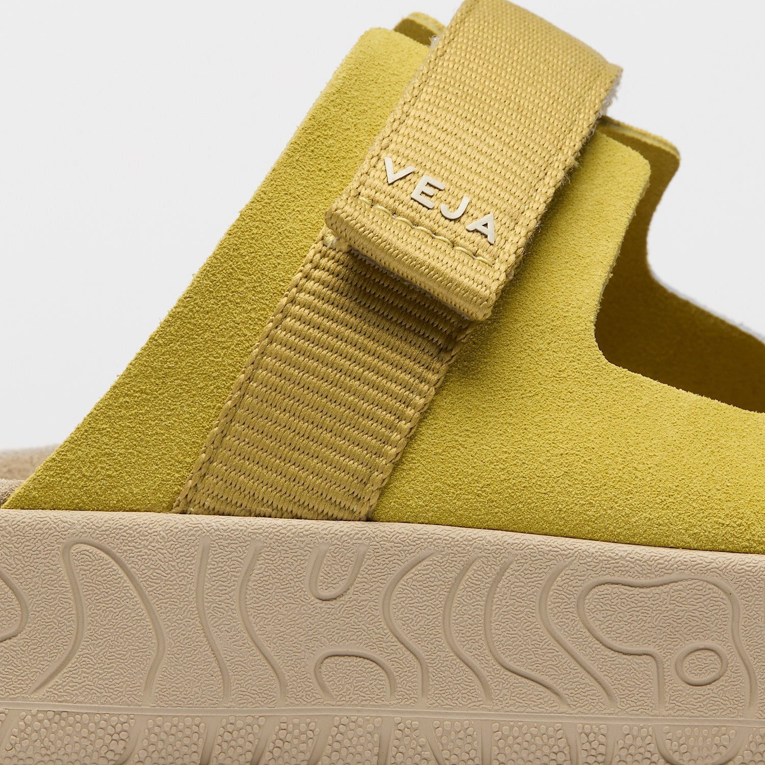 ARPOADOR SUEDE LIQUOR OCRE | VEJA OUTLET