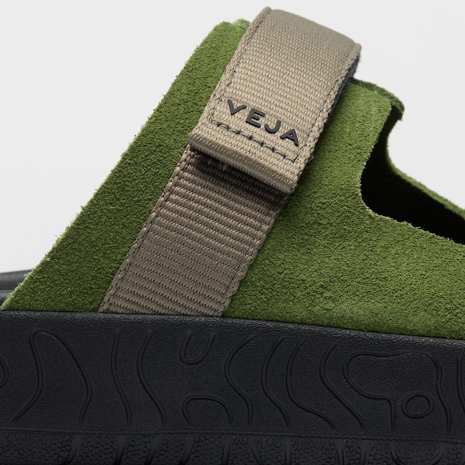 ARPOADOR SUEDE MILITAR KAKI BLACK | VEJA US