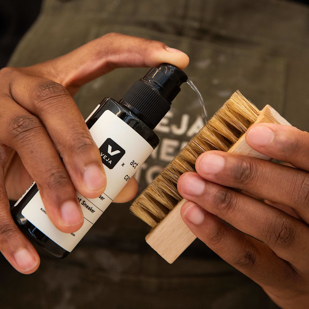 SNEAKER CARE KIT VEJA X ACT OF CARING | VEJA NEAR ME